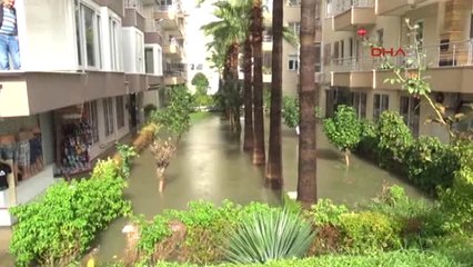 Antalya Alanya'da İş Yerlerini Su Bastı, Denizde Hortum Oluştu
