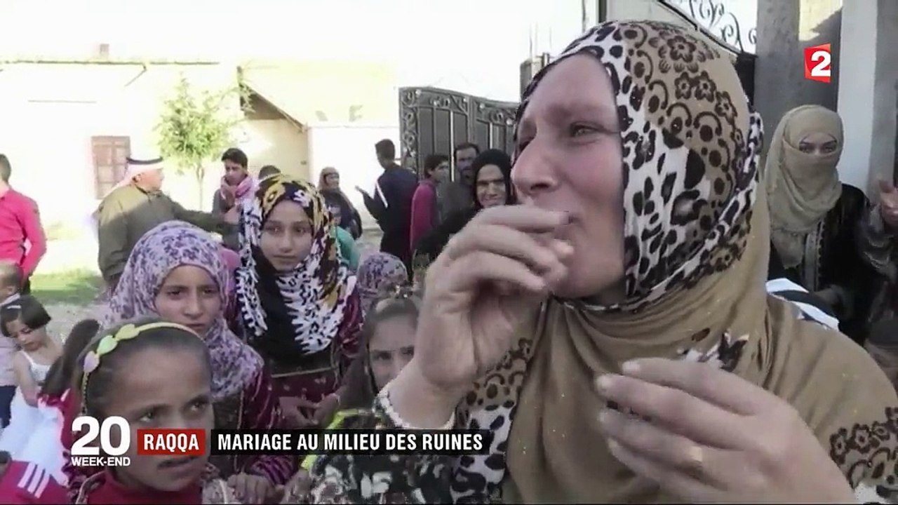 "Tout le monde attendait ce moment" : mariage haut en couleur au milieu des ruines de Raqqa