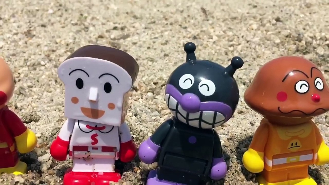 はたらくくるまと海へ行くよ！みんなで泳ぐよ♡アンパンマンとショベルカーやブルドーザーのおもちゃで遊ぶ子供向け動画 働く車トミカミニカー開封レビュー照明車ヤンマーコンバイン のりものKids＆Gizmo