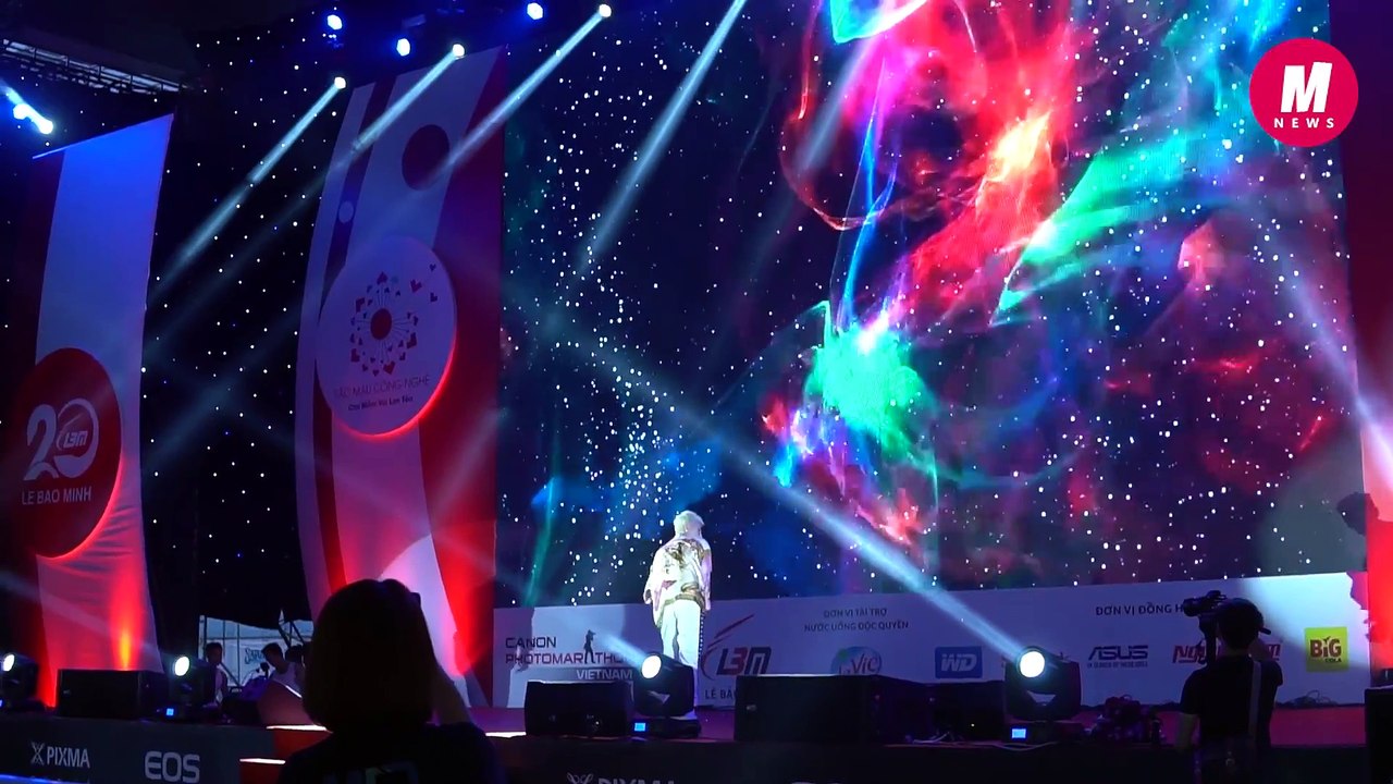 Sơn Tùng M-TP bất ngờ lộ diện với mái tóc bạch kim, nói giọng miền Nam cực dễ thương tại show Canon