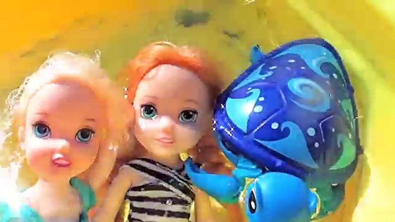 Elsa and Anna toddlers PIRATES! Waterpark Frozen swimming pool Shopkins