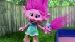 Trolls Movie! Mommy Trolls Poppy And Baby Trolls Potty Training - Bath Time - Learning Colors