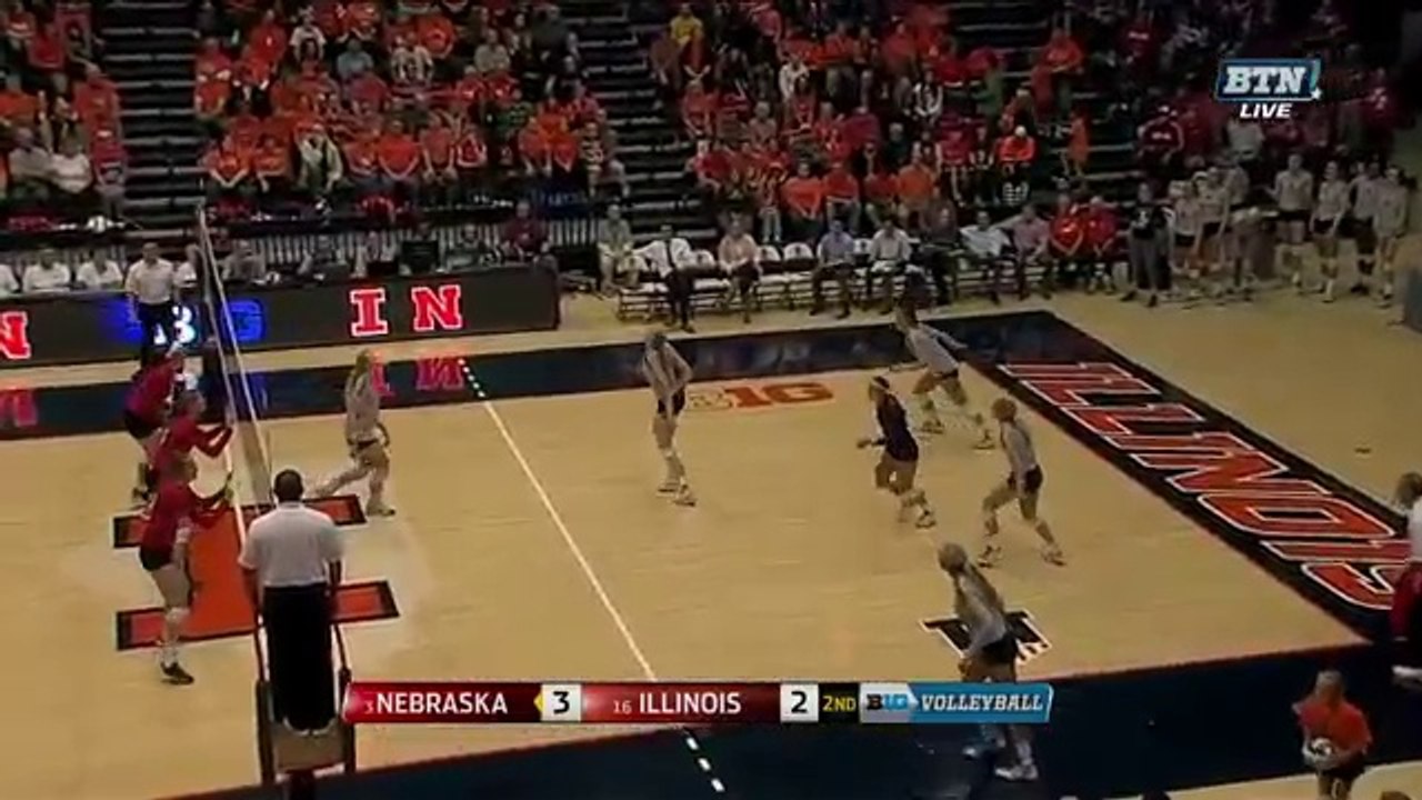 Echange intense au Volley-Ball féminin