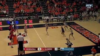 Echange intense au Volley-Ball féminin