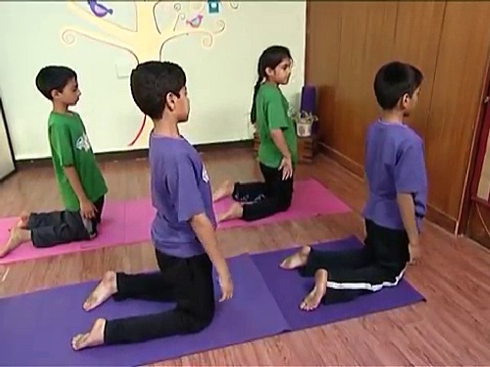 Yoga for kids: Alphabet Yoga D V M & YOGA (English)