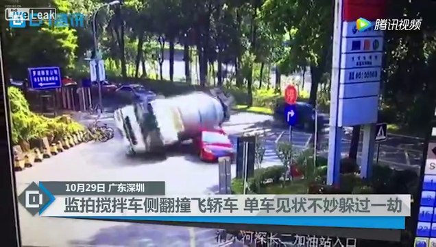 Cette voiture manque de se faire écraser par une bétonnière dans un virage !