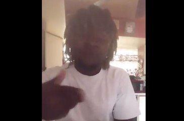 Sa voix mue pendant qu'il chante et il s'affole ! MAMAAAANN