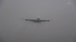 Apparition dans le brouillard d'un avion A380 juste avant l'atterrissage à Prague !