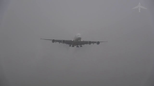 Apparition dans le brouillard d'un avion A380 juste avant l'atterrissage à Prague !