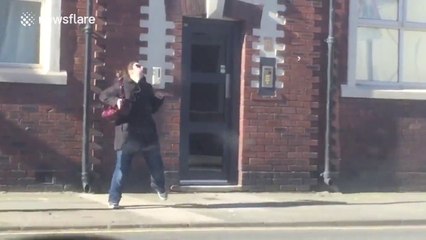 Possédée cette femme danse comme une folle dans les rues de Liverpool !