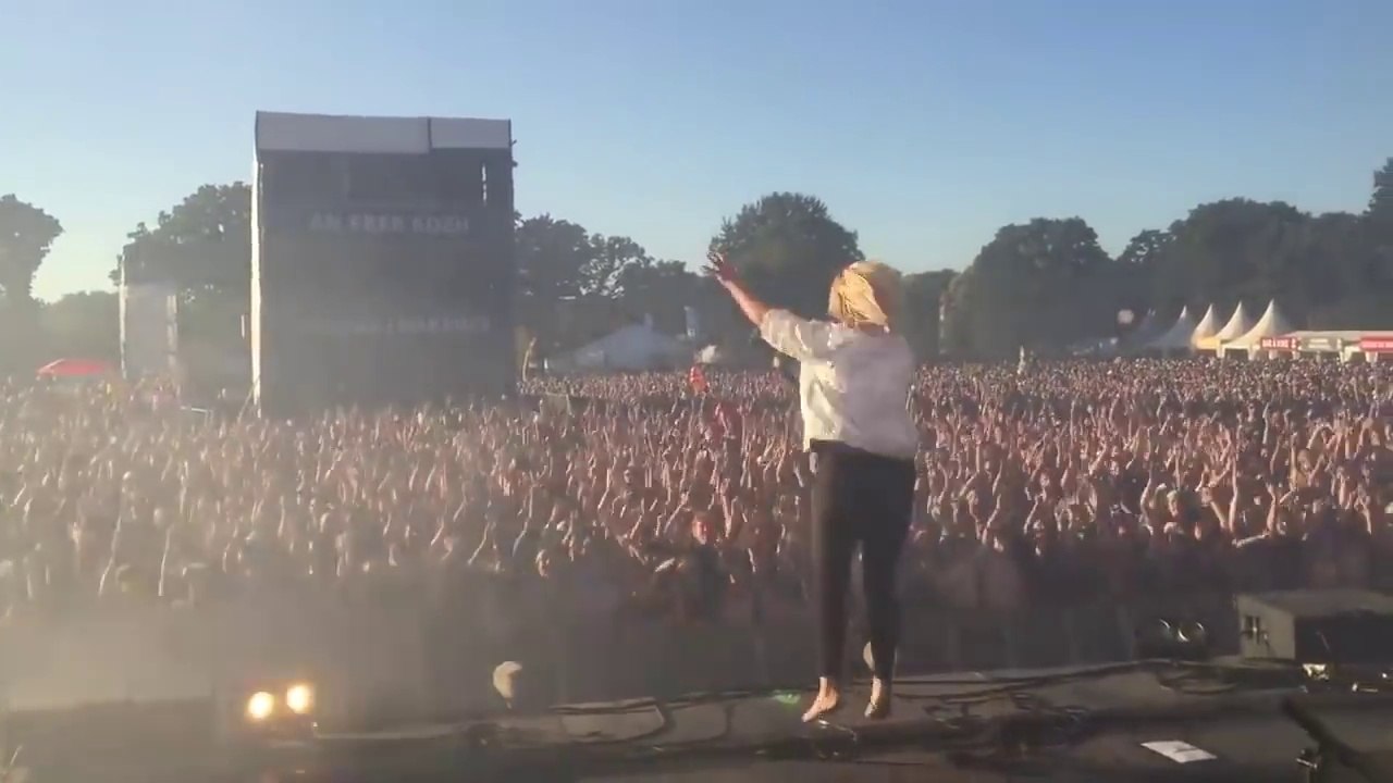 Hommage magnifique du groupe Hyphen Hyphen qui lance un "Qui ne saute pas n’est pas Niçois"