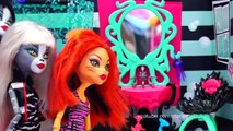 Monster High Toys - Toralei Makes Mischief in Lagoonas Bath and Abbeys Bedroom - MH Dolls