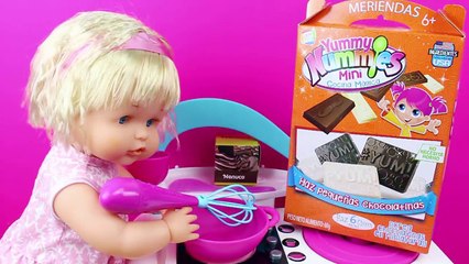 La Bebé Nenuco come chocolate se pone malita y hace popó | Juego de cocinar para hacer chocolatinas