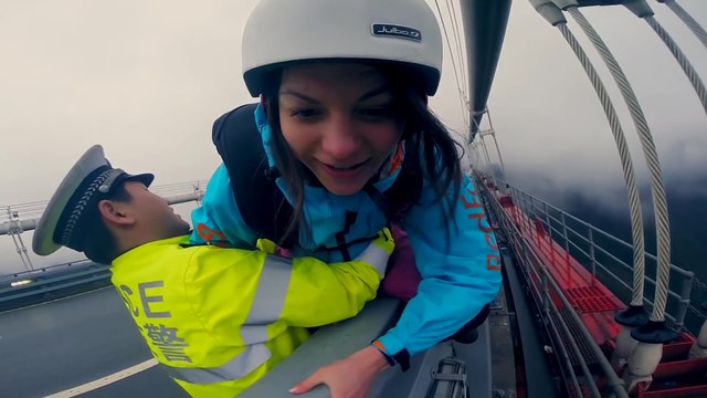 La police empêche une femme de faire du base jump