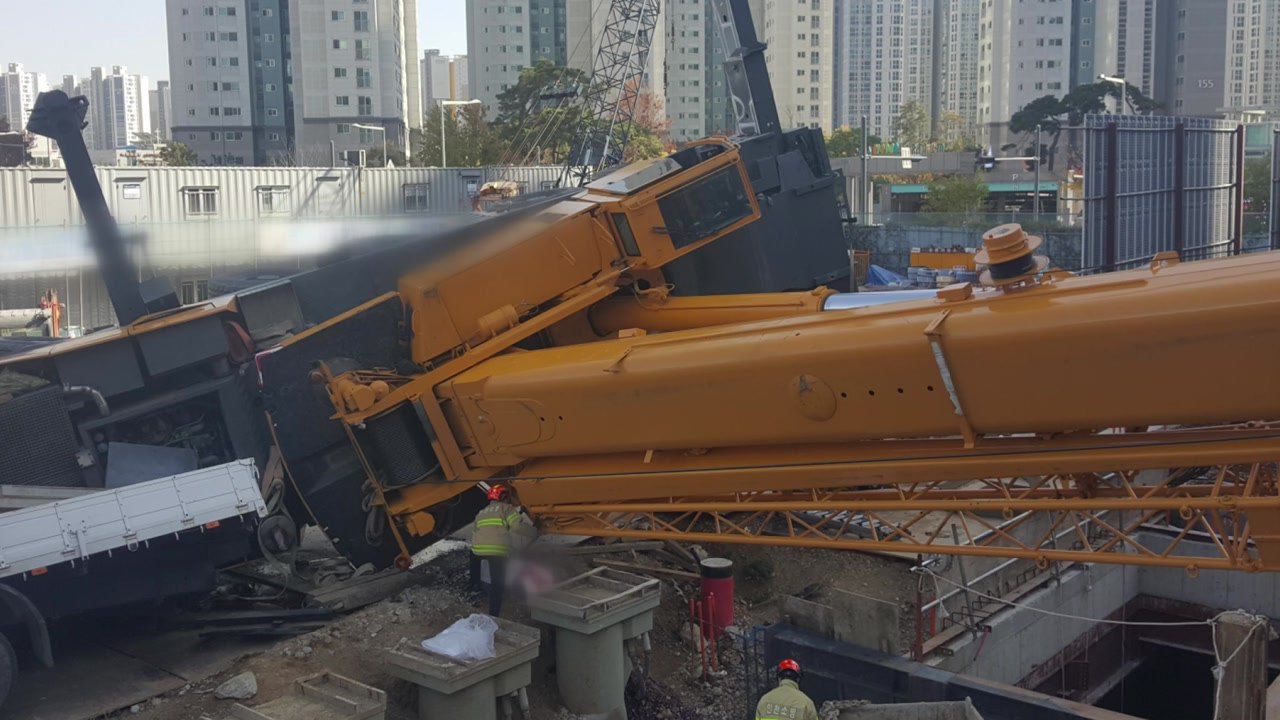 인천 오피스텔 공사장 크레인 넘어져...건물 파손 / YTN