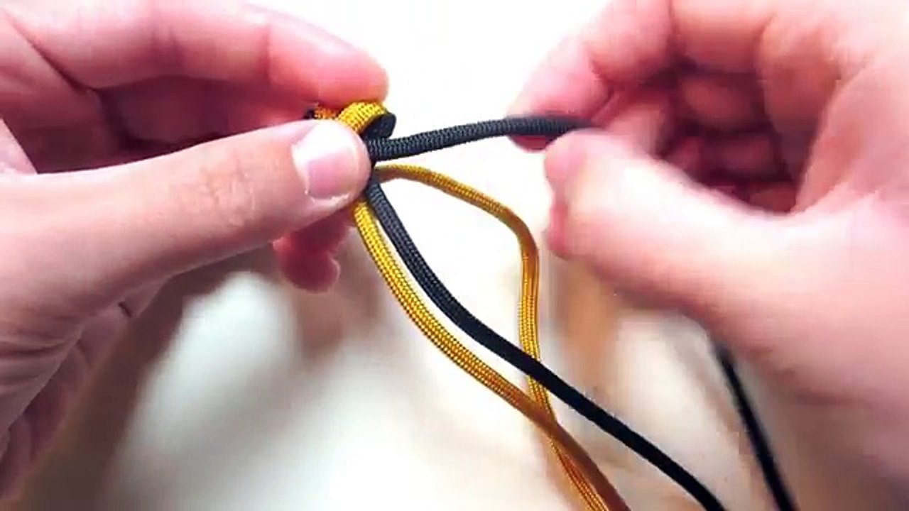 How to make a Cork Screw Paracord Bracelet [MAD MAX] (No Buckle Needed)