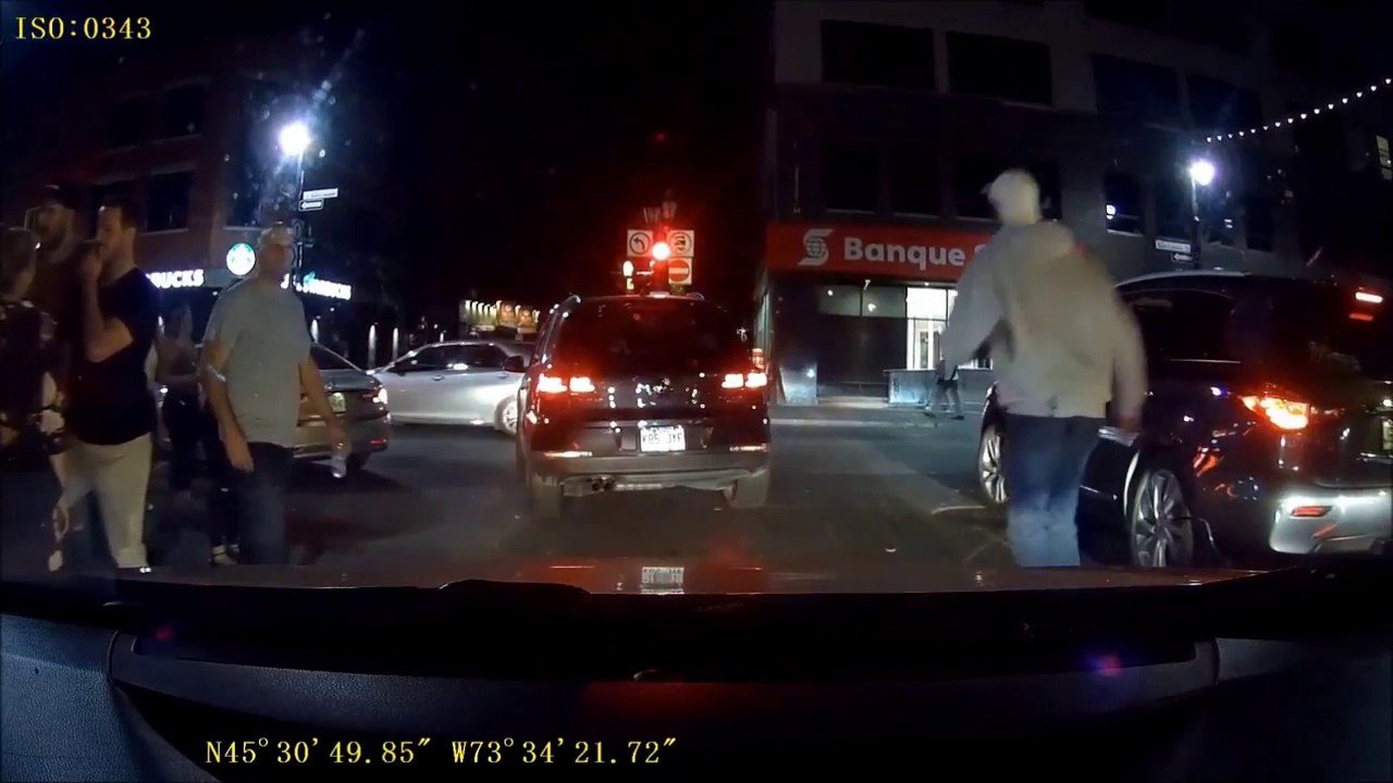 Ridicule ce Skateur s'éclate au sol en roulant au milieu des voitures !