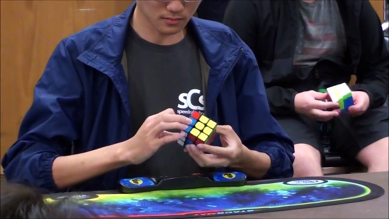 Il résout un Rubik's Cube en 4.59 secondes !! Record du monde !