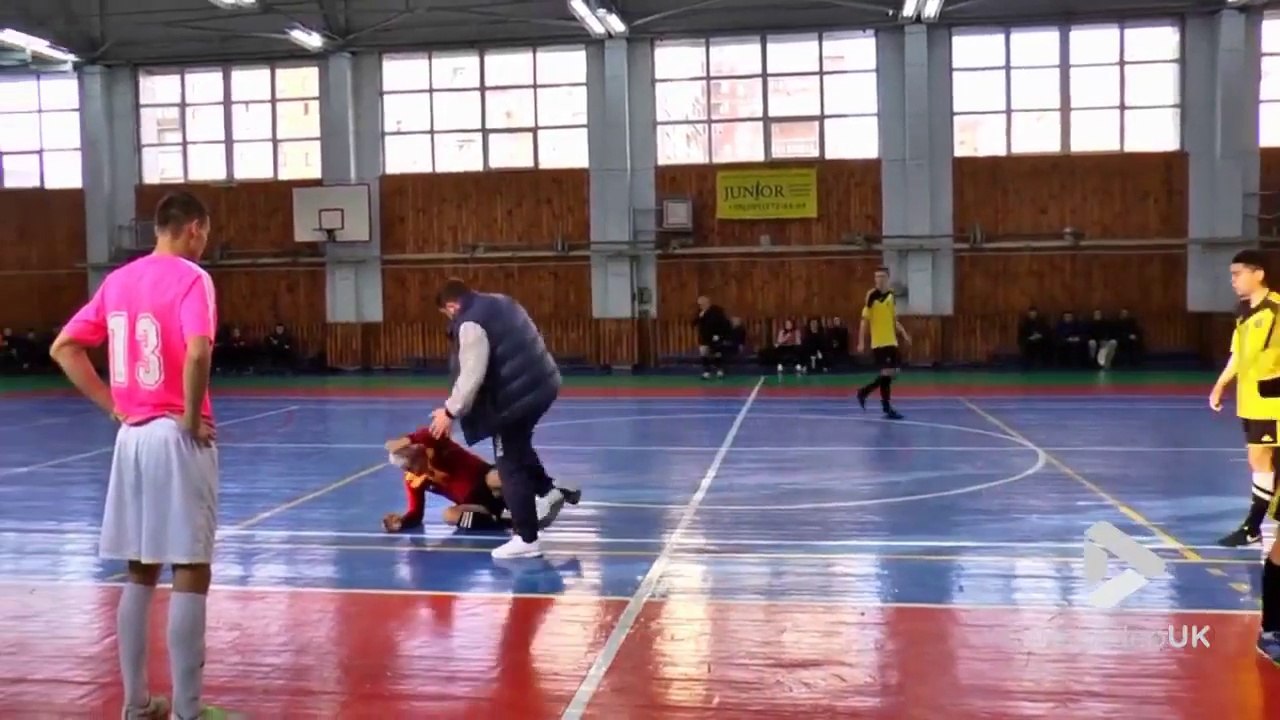 L'arbitre de futsal se fait démonter par l'entraîneur énervé en Russie !! Football en salle