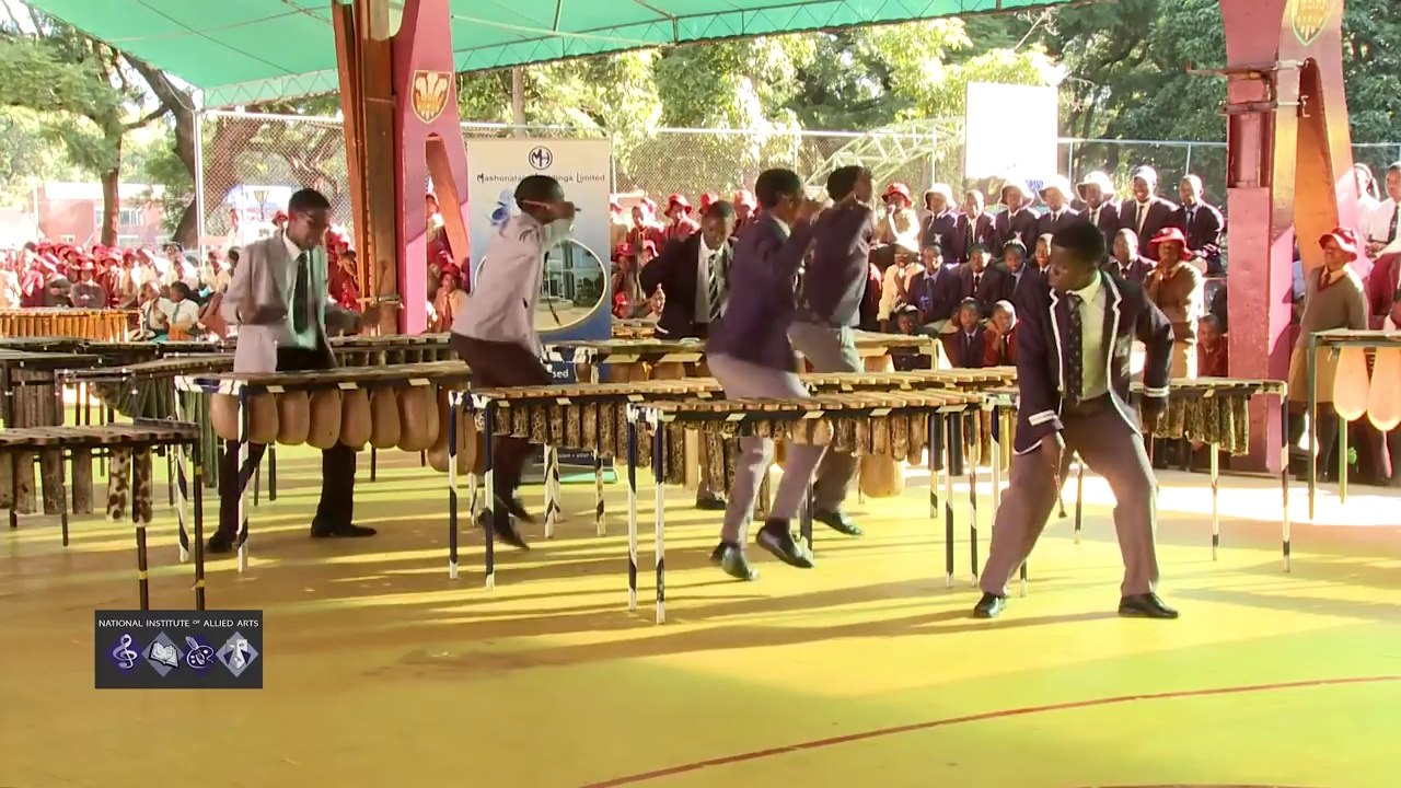 Ce groupe de Marimba met le feu pendant un concert ! Grosse ambiance !