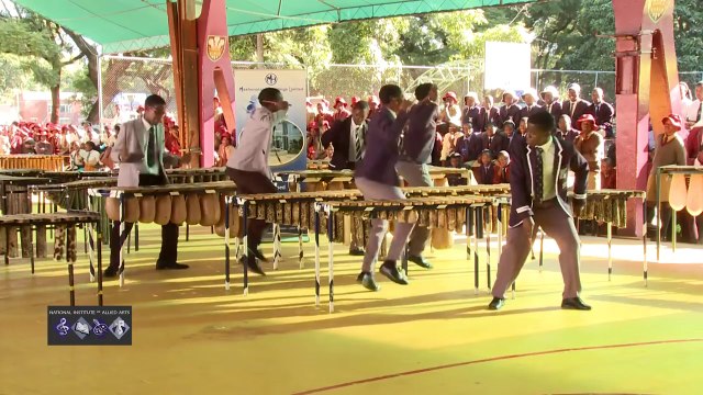 Ce groupe de Marimba met le feu pendant un concert ! Grosse ambiance !