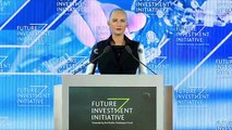 Robot Sophia prend la parole lors de l'initiative d'investissement future de l'Arabie saoudite