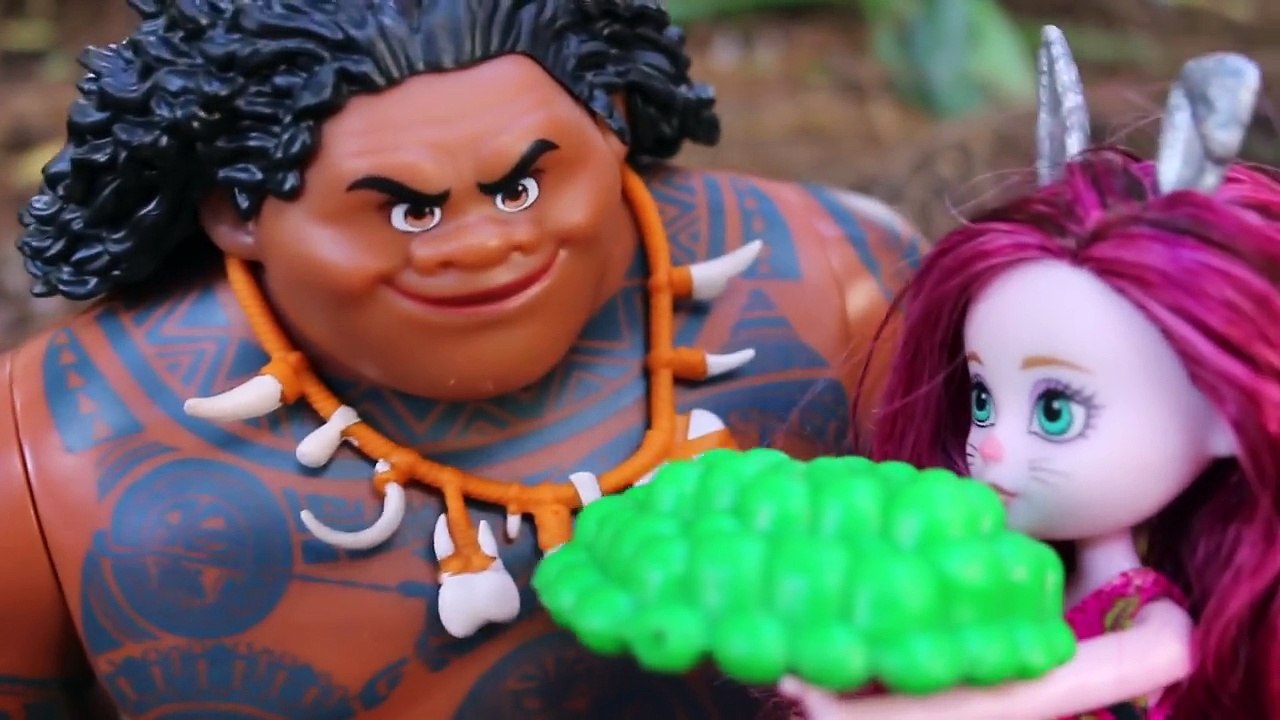 MOANA MAUI & ELSA FALL IN LOVE & KISS ❤ Disney Princess Moana Barbie Parody Funny Beach Story