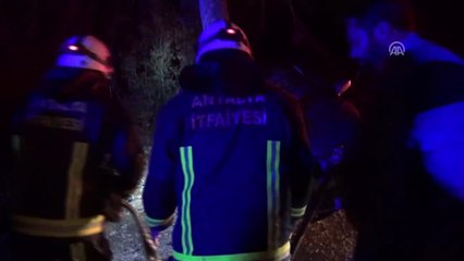 Manavgat'ta Otomobil Elektrik Direğine Çarptı: 4 Yaralı