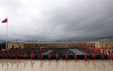 Cumhuriyet'in 94. Yaşında Binler Anıtkabir'e Akın Etti, Yabancı Ajanslar Bu Kareleri Geçti