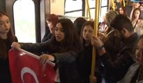 Metroda İstiklal Marşı okuyan gençlere yolculardan 10. Yıl Marşı ile yanıt