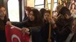 Metroda İstiklal Marşı okuyan gençlere yolculardan 10. Yıl Marşı ile yanıt