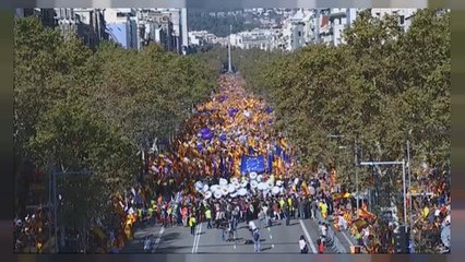 Miles de personas marchan en Barcelona contra la independencia
