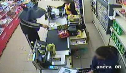 Kendisini şemsiyeyle gizleyip soygun yaptı