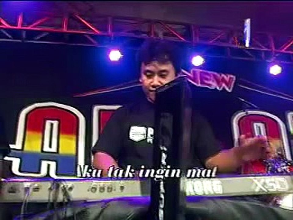 DEVI FEAT GERRY - ANTARA SENYUM & PERANG