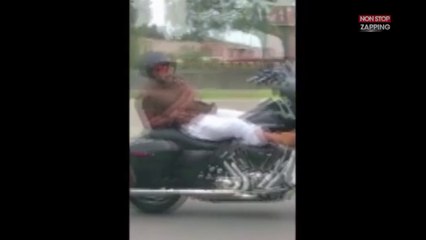 Il roule sur l'autoroute... Allongé sur sa moto ! (vidéo)