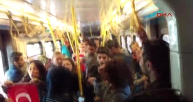 Metroda İstiklal Marşı Okuyan Gençlere Yolcular Onuncu Yıl Marşı İle Karşılık Verdi