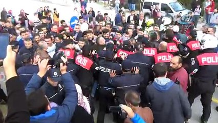 Mahalleli üst geçit için yolu kapattı