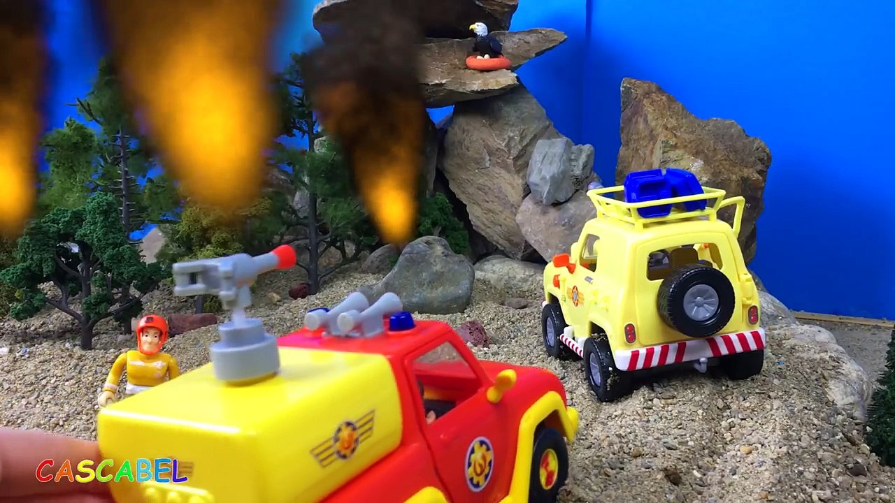 VEHICULO 4X4 TOM DEL BOMBERO SAM CON LUCES Y HERRAMIENTAS - EMERGENCIA CON FUEGO EN LAS MONTAÑAS