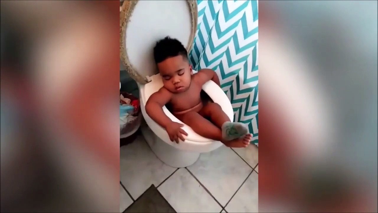 Este niño se quedó dormido en el baño - Vídeo Dailymotion