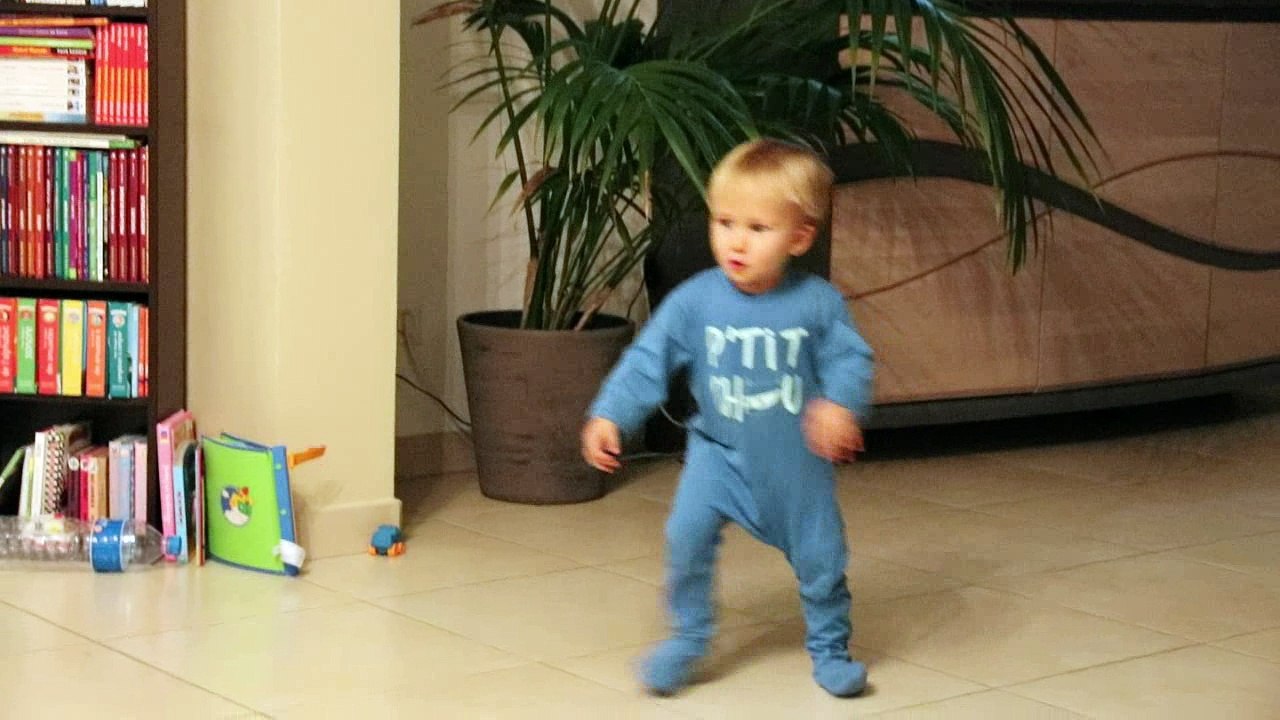 Théo parcourt la piste de danse