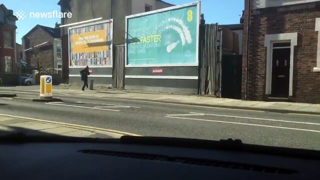 Cette femme se fait une petite danse de la joie en pleine rue sans savoir qu'elle est filmée! aahaha