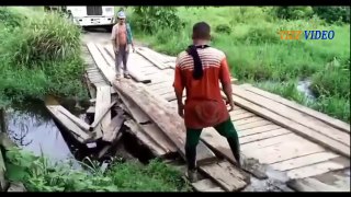 Medan Berat Sopir Truk Melewati Jembatan Kayu