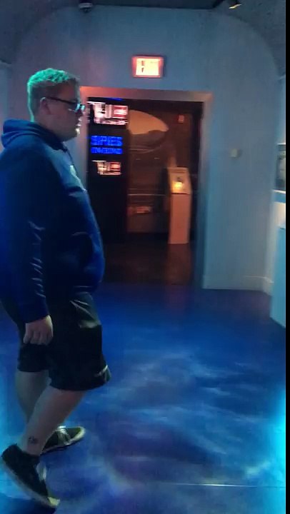 Faux requin virtuel fait peur derrière la vitre