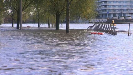 Video herunterladen: Мощный ураган обрушился на Европу