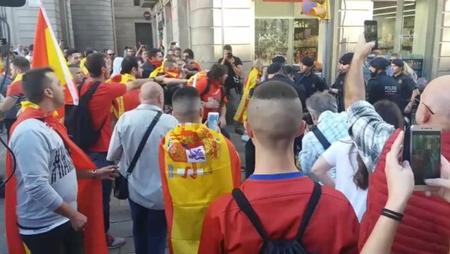 Hard Core Spanish Unionists Clash With Police in Barcelona