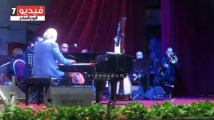 كيف جعل عمر خيرت الجمهور يتفاعل معه بمقطوعة فيها حاجة حلوة