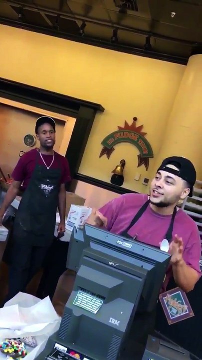 Des serveurs chanteurs dans une patisserie