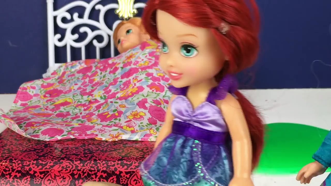 Frozen Anna Cuts Elsas Hair! With Little Mermaid Ariel Toddler Plus More!