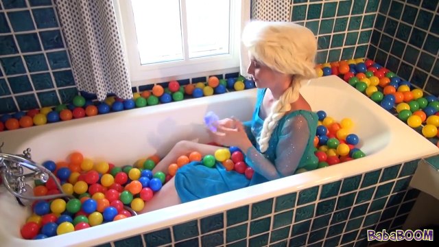 La reine des neiges Elsa ENCEINTE avec Spiderman Fun ! Bébé Pikachu fait des bétises | S&E EP.11