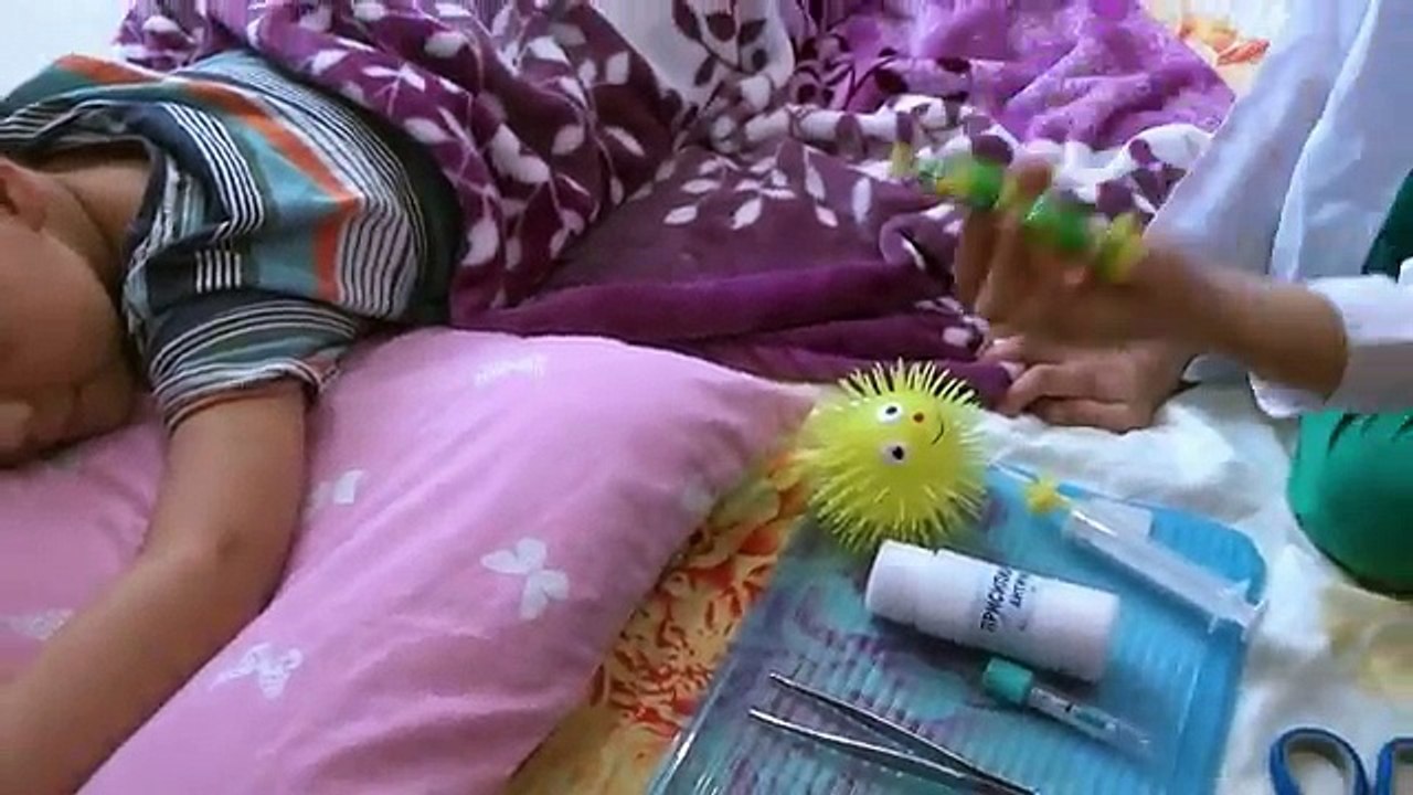 МУЛЬТИПСИК играем с уколами Видео про доктора д...